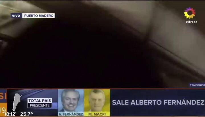 Alberto sale a saludar a los militantes en Puerto Madero - Fuente: el trece