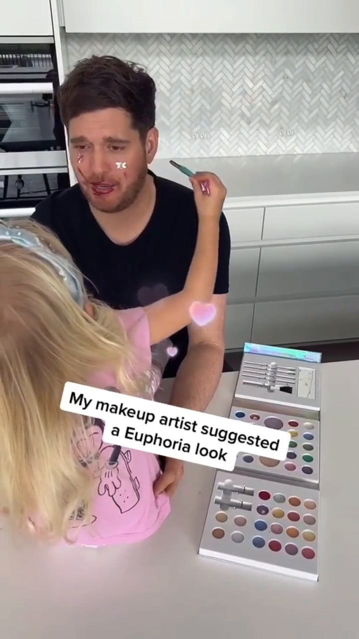 El video en el que Vida maquilla a su papá Michael Bublé