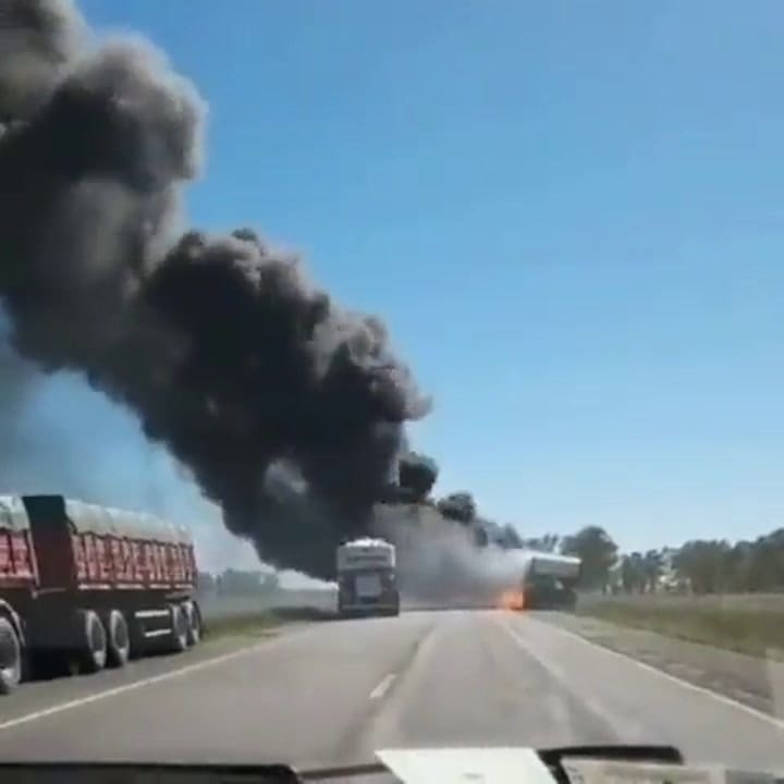 El momento en el que un camión se prende fuego y explota en plena Ruta 3