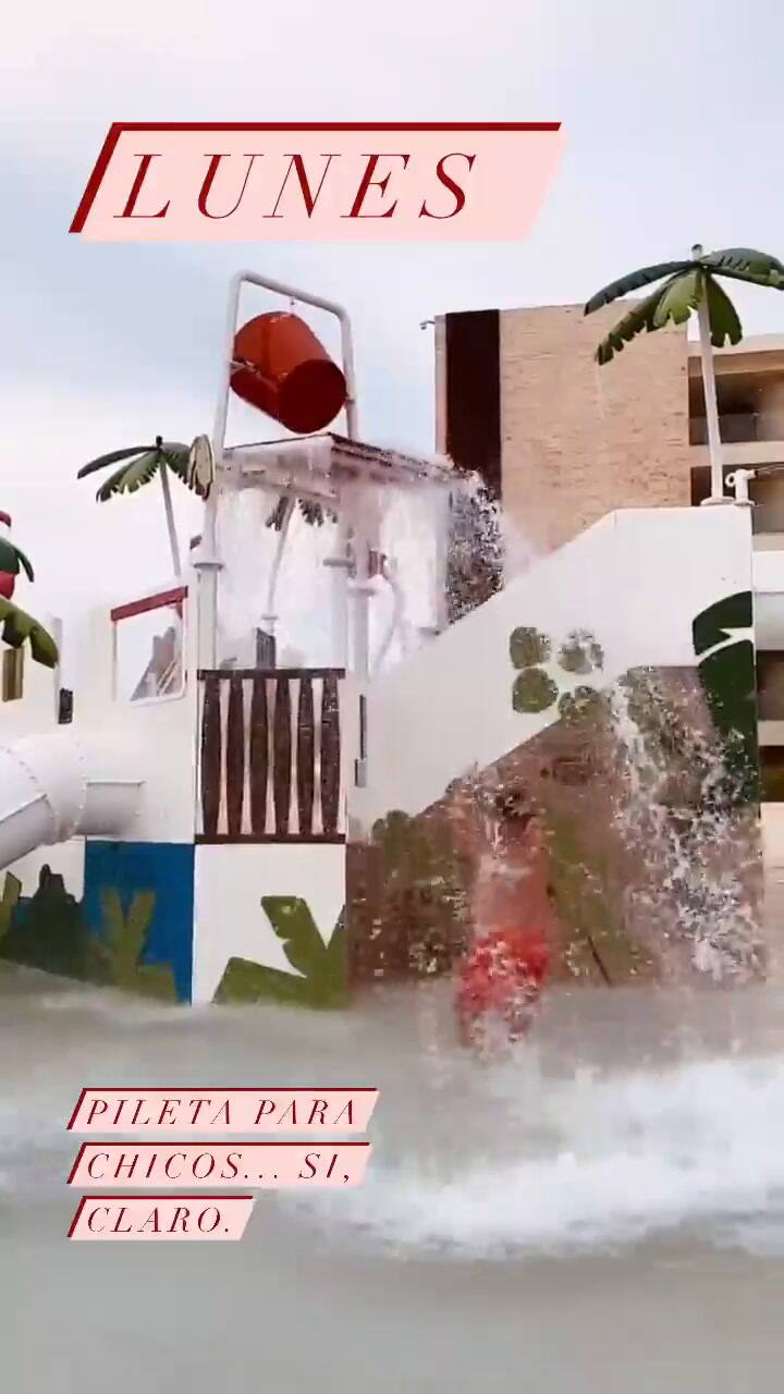 Darío Barassi se divirtió en la pileta