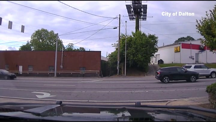 Es latina, fue detenida mientras conducía y ahora se encuentra bajo control del ICE: un fallo en sus papeles la pone en riesgo migratorio