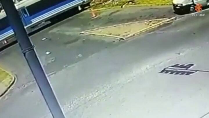 Cruzó las vías con el semáforo en rojo y casi lo pisa el tren