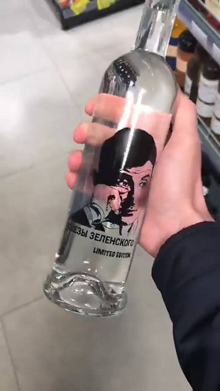 La irónica marca de vodka ruso que arrasa en ventas dentro de los supermercados de Moscú