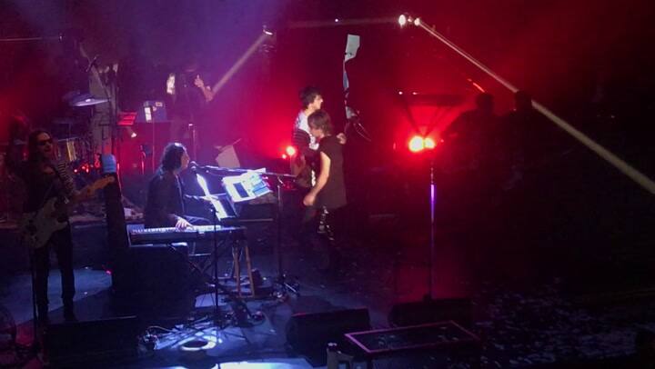 Charly García y Turf tocan 'Substitute'