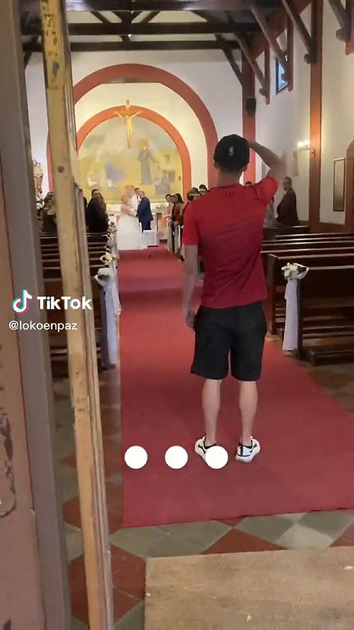Un tiktoker irrumpió en una boda de desconocidos y fue criticado