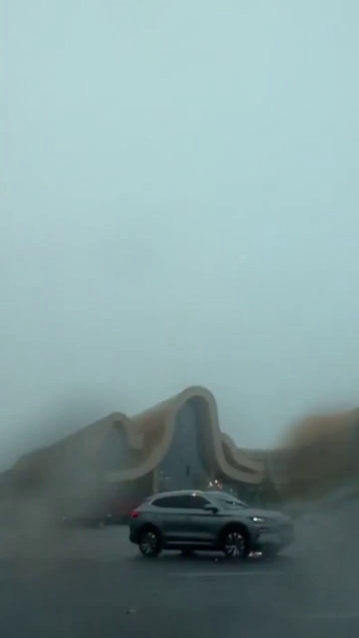 Un rayo cae sobre un auto BYD en China