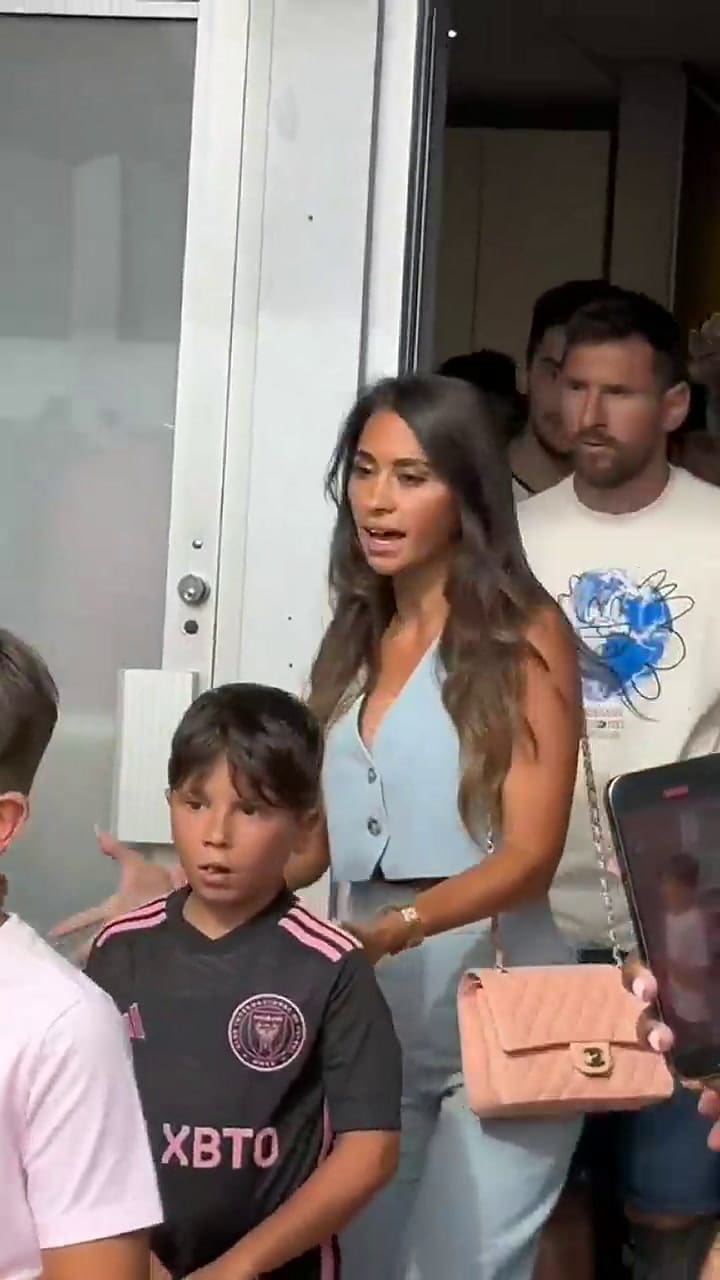 Lionel Messi, Anto Roccuzzo, Thiago, Mateo y Ciro abordados por fans en Miami (IG @queen.anto)