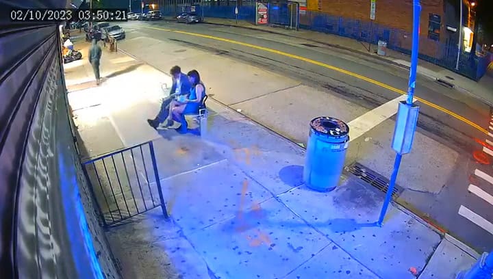 Nueva York: el momento en el que apuñalan hasta la muerte a un activista social en plena calle