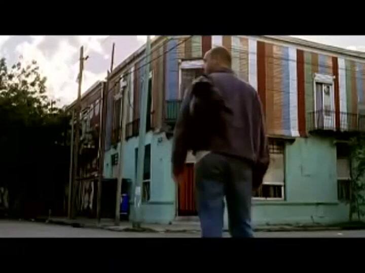 La escena de Un oso rojo en La Buena Medida