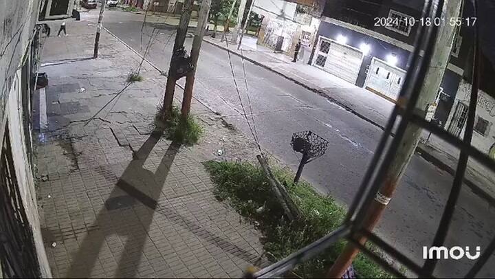 Un adolescente hacía piruetas con la moto y fue arrollado por un colectivo en Lanús