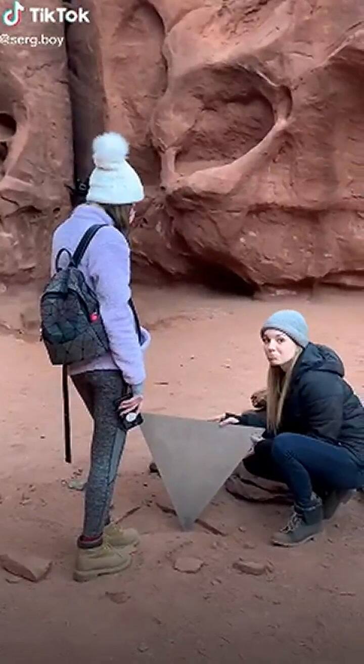 Exploradoras y sombra en el monolito de Utah