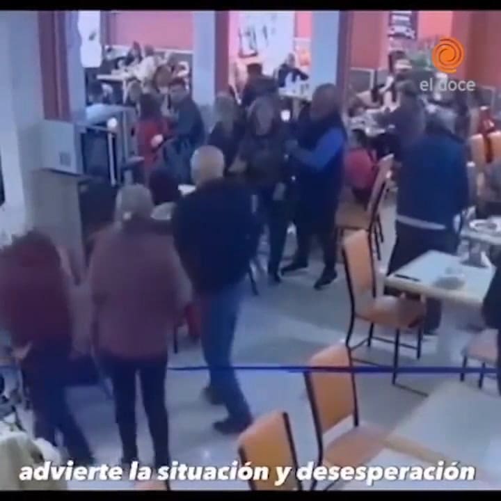 Mozo cordobés salvó a una turista que se había atragantado