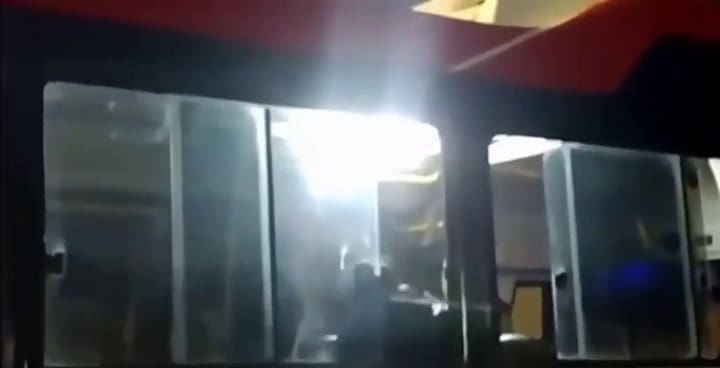 Casi linchan a un hombre por manosear a una menor en un colectivo en La Plata