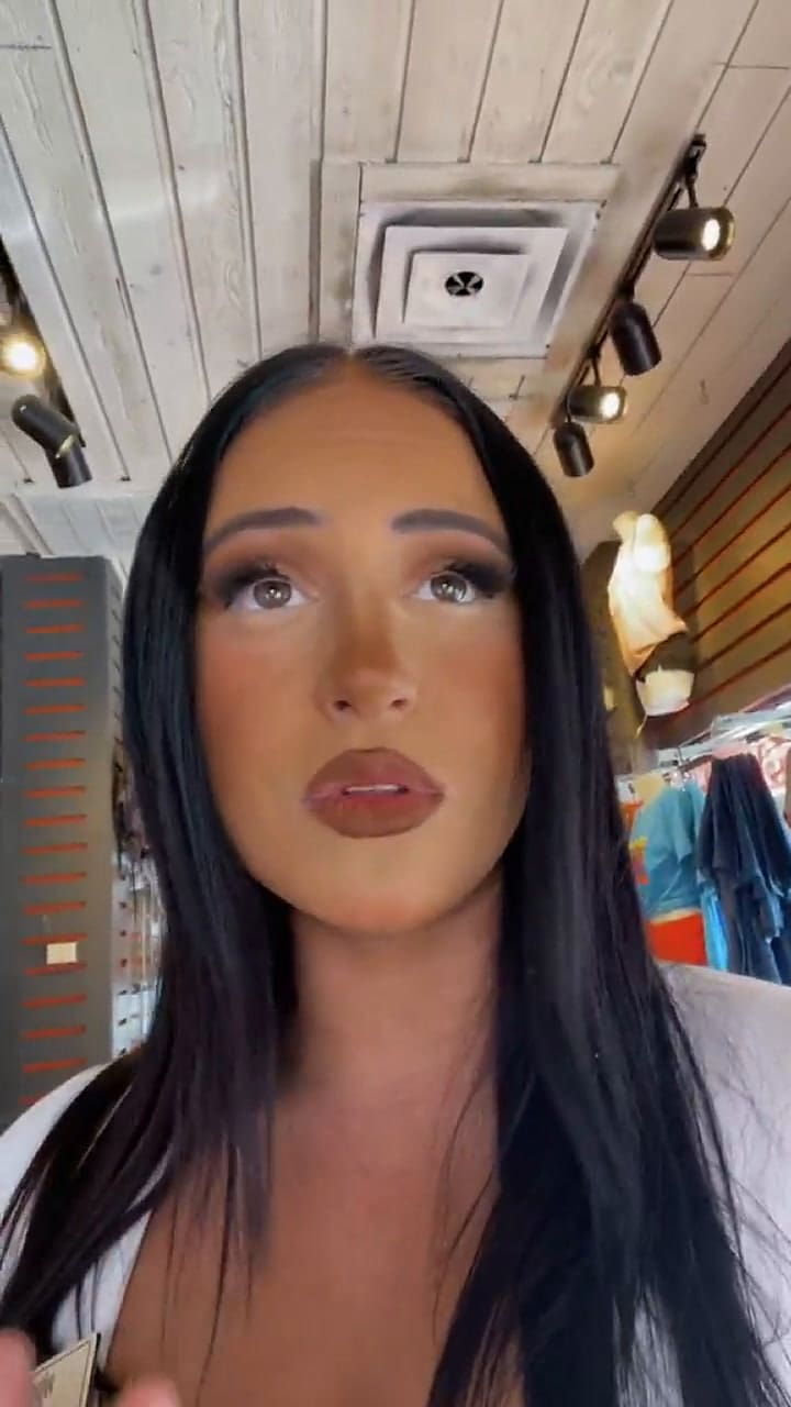 Es moza y mandó al frente a un hombre que le dejó su número mientras cenaba con otra mujer