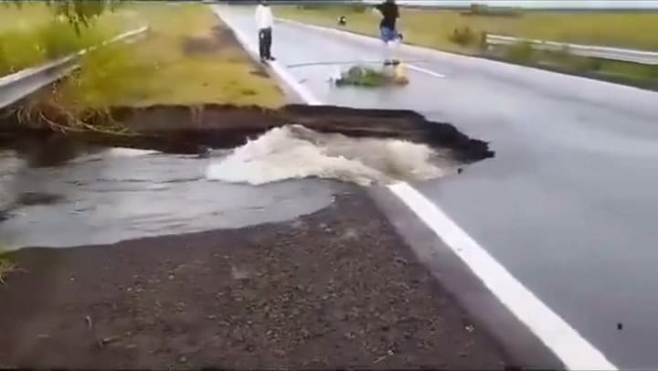 Por las intensas lluvias, se derrumbó un tramo de la Ruta 12 en Corrientes (gif)