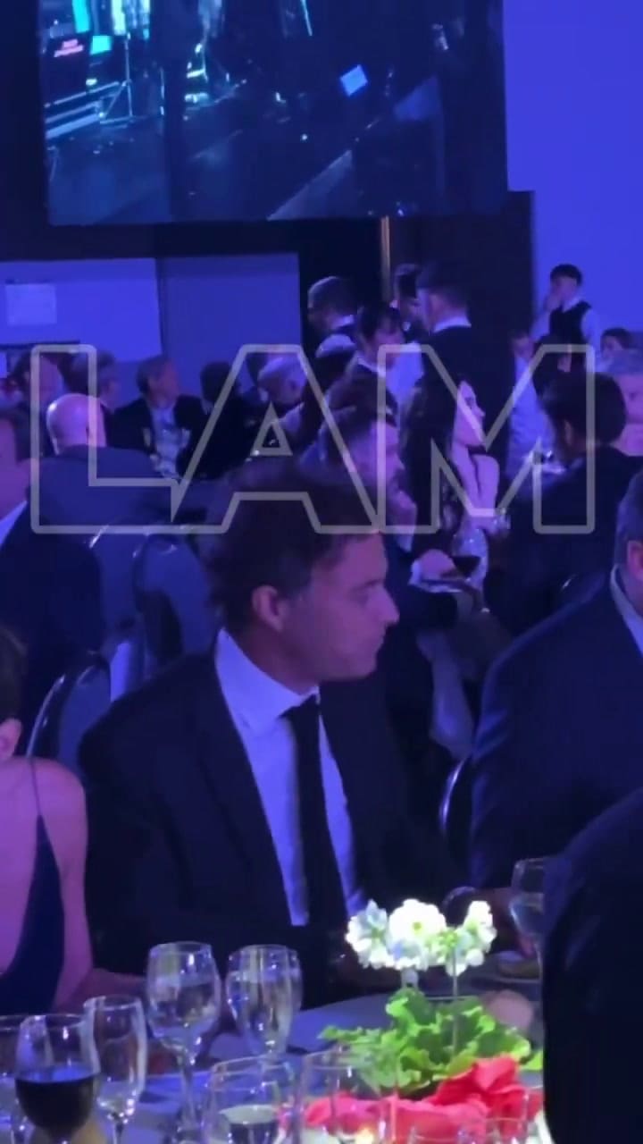 Las cámaras captaron a García Moritán mirando a Carolina y a Martín mientras cenaban