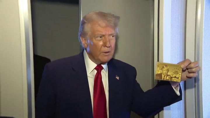 Así es la nueva Gold Card que presentó Donald Trump