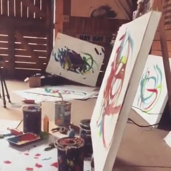 Pigcasso: La cerda artista cuyos cuadros cotizan por miles de euros, en acción