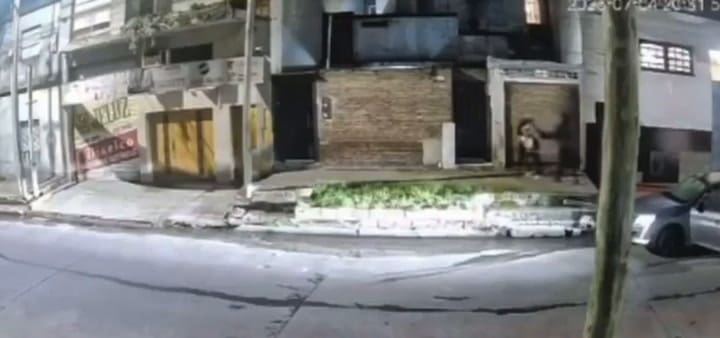 GIF Les robaron a punta de pistola en Lanús