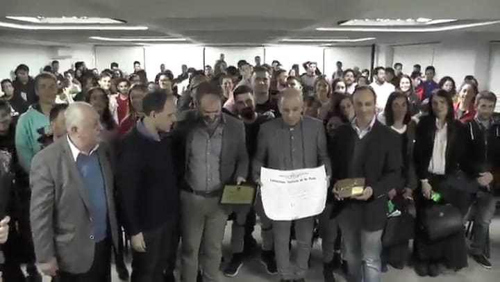 Así fue el reconocimiento de la UNLP a Alejandro Sabella – Fuente: Twitter