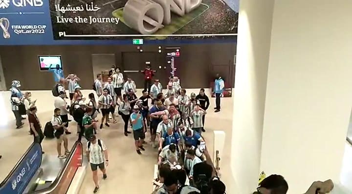Los hinchas alientan a la Selección en el subte de la línea roja.