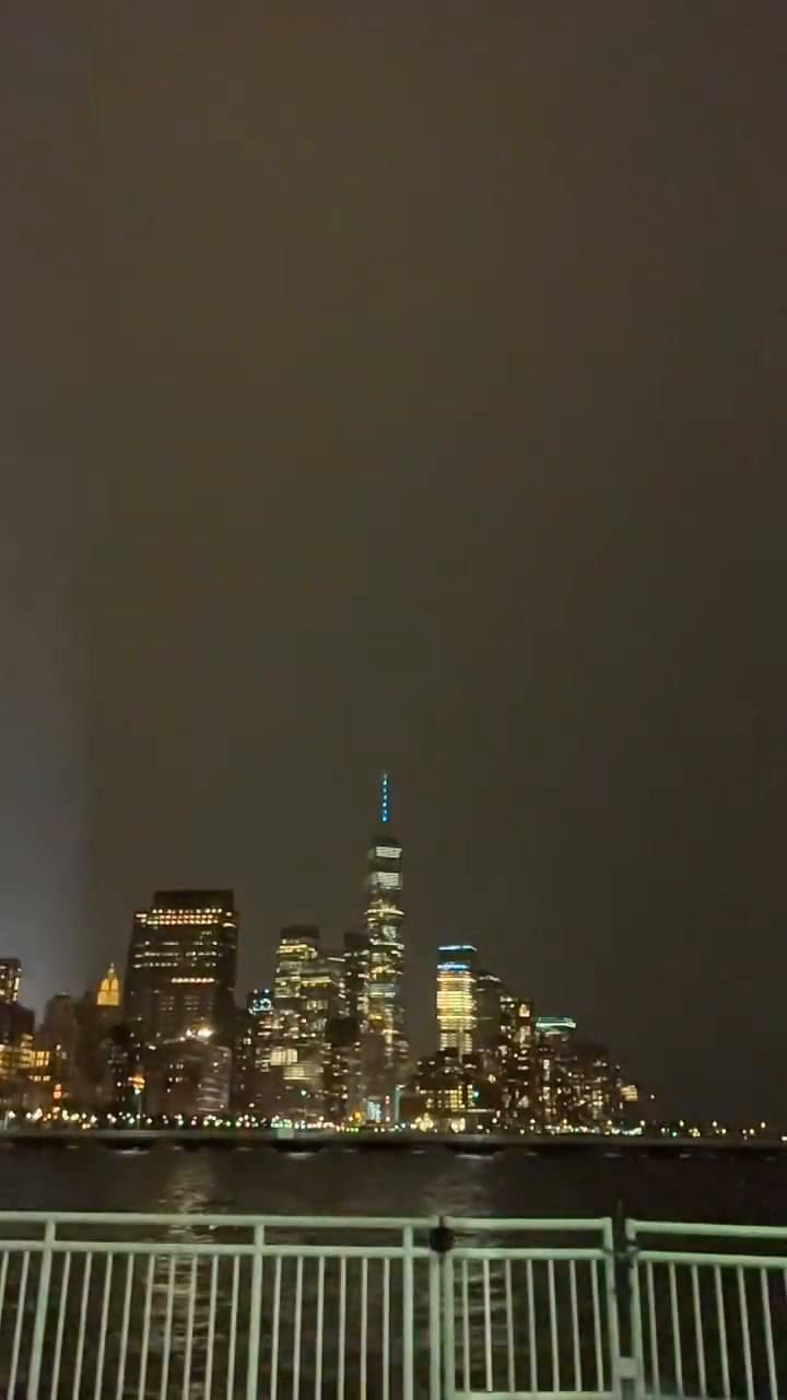 El momento exacto en que un rayo impactó sobre el edificio más alto de Nueva York