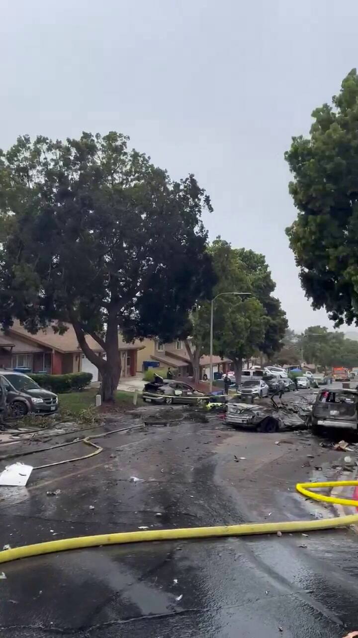 Esto se sabe del accidente de una avioneta en San Diego: se estrelló en un vecindario