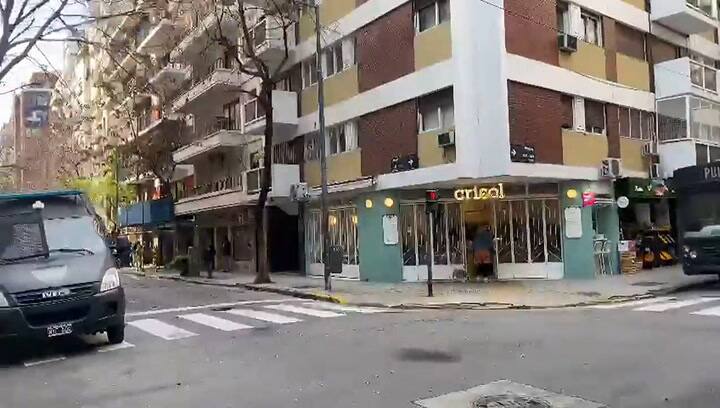 Militantes en los alrededores de la casa de Cristina Kirchner