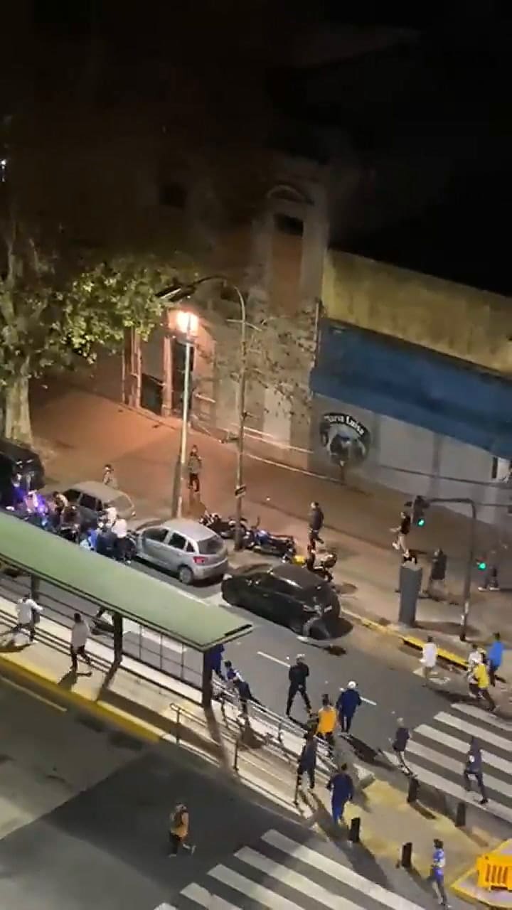 Los hinchas de Boca golpearon en manada a los fanáticos de Colo Colo