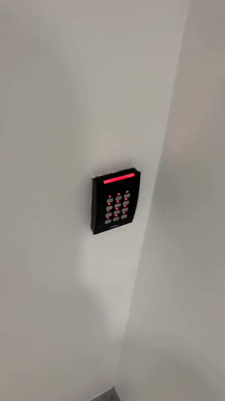 Un tiktoker vivió momentos de terror al quedarse atrapado en el baño de su trabajo