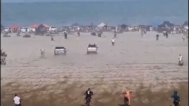 Descontrol en Villa Gesell: dos conductores corrieron picadas en medio de una multitud de gente