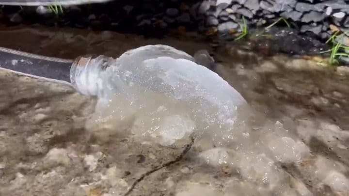 Un usuario capta agua congelada en las mangueras