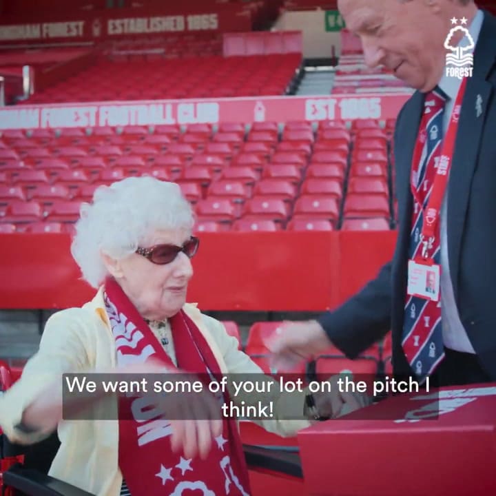 El momento en el que Marj recibió una camiseta autografiada del club de sus amores