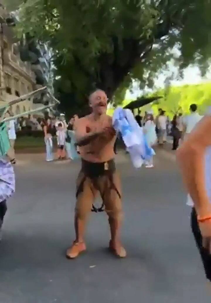 El emotivo gesto de un joven que regaló una camiseta de la Selección