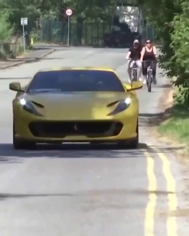 La Ferrari con la que Pogba llegó al entrenamiento del United