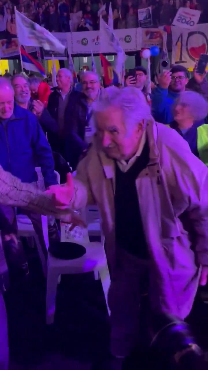 Pepe Mujica bailando en un acto del Frente Amplio I