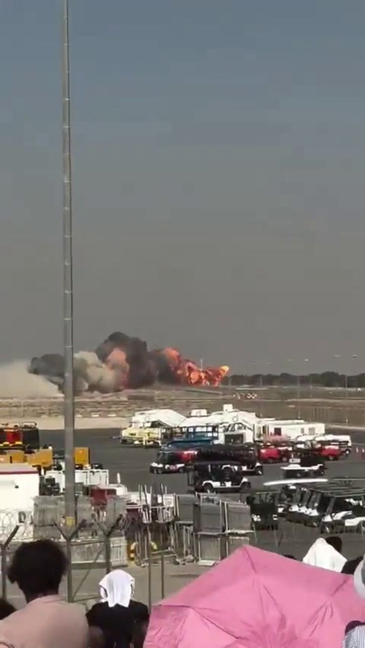 Un avión se estrelló el viernes durante una exhibición en el Dubai Air Show