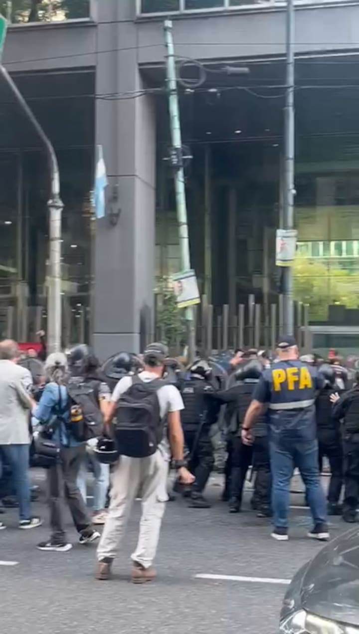 El cruce entre los manifestantes y los efectivos de la PFA frente al Congreso