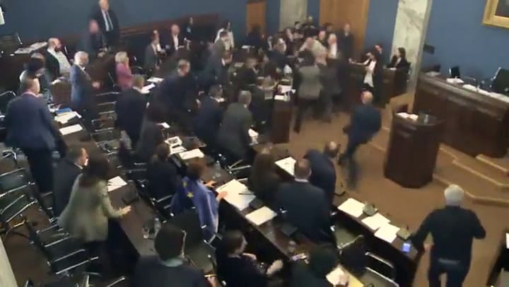 Georgia: un diputado le dio una trompada al líder de un partido opositor y desató una batalla campal