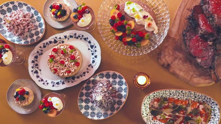 Son chefs y amigos y cocinan platos dulces y salados para un banquete de Navidad 100% casero