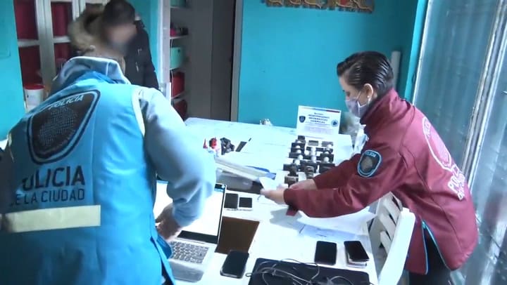 Dos hermanos falsificaban y vendían títulos secundarios y universitarios