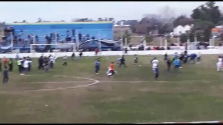 Piñas al final del partido entre América y Sarmiento - Fuente: 02265 Info