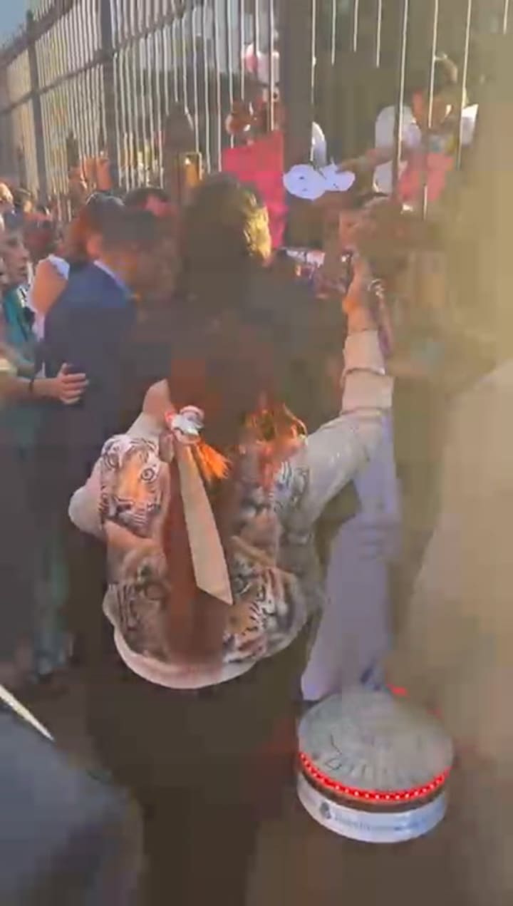 MILEI SALIENDO DE CASA ROSADA