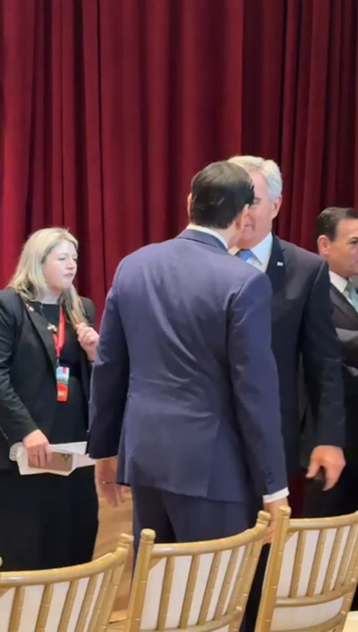 El secretario de Estado norteamericano, Marco Rubio, saluda al canciller argentino, Pablo Quirno