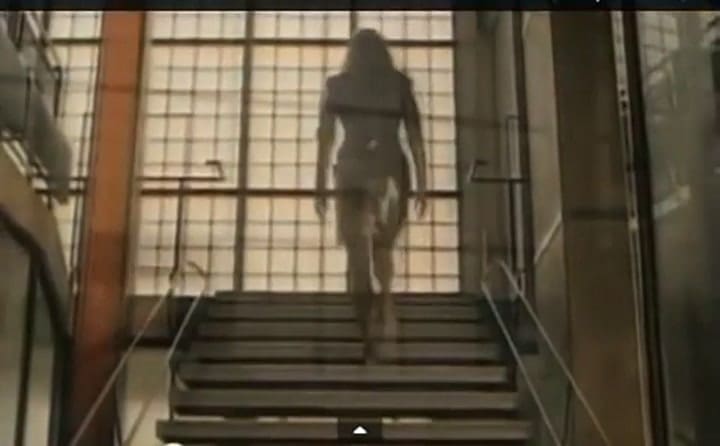 Commercial dirigido por David Lynch y protagonizado por Nastasia Urbano - Fuente: YouTube