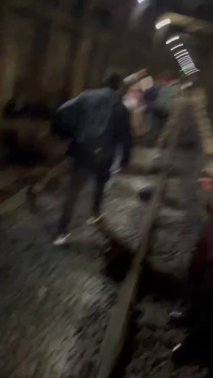 Línea B de subte: pasajeros quedaron atrapados en un vagón por más de una hora y fueron evacuados por las vías