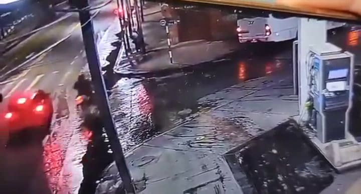 GIF San Antonio de Padua. Escapó tras chocar a un motociclista que impactó contra un poste de luz y murió
