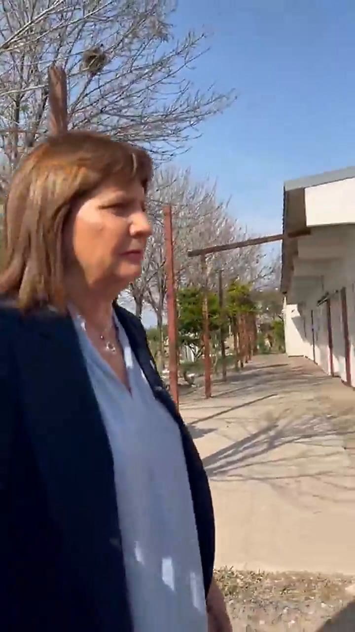 Echaron a Patricia Bullrich del barrio Emerenciano Sena en Chaco: “Acá no se puede pisar”