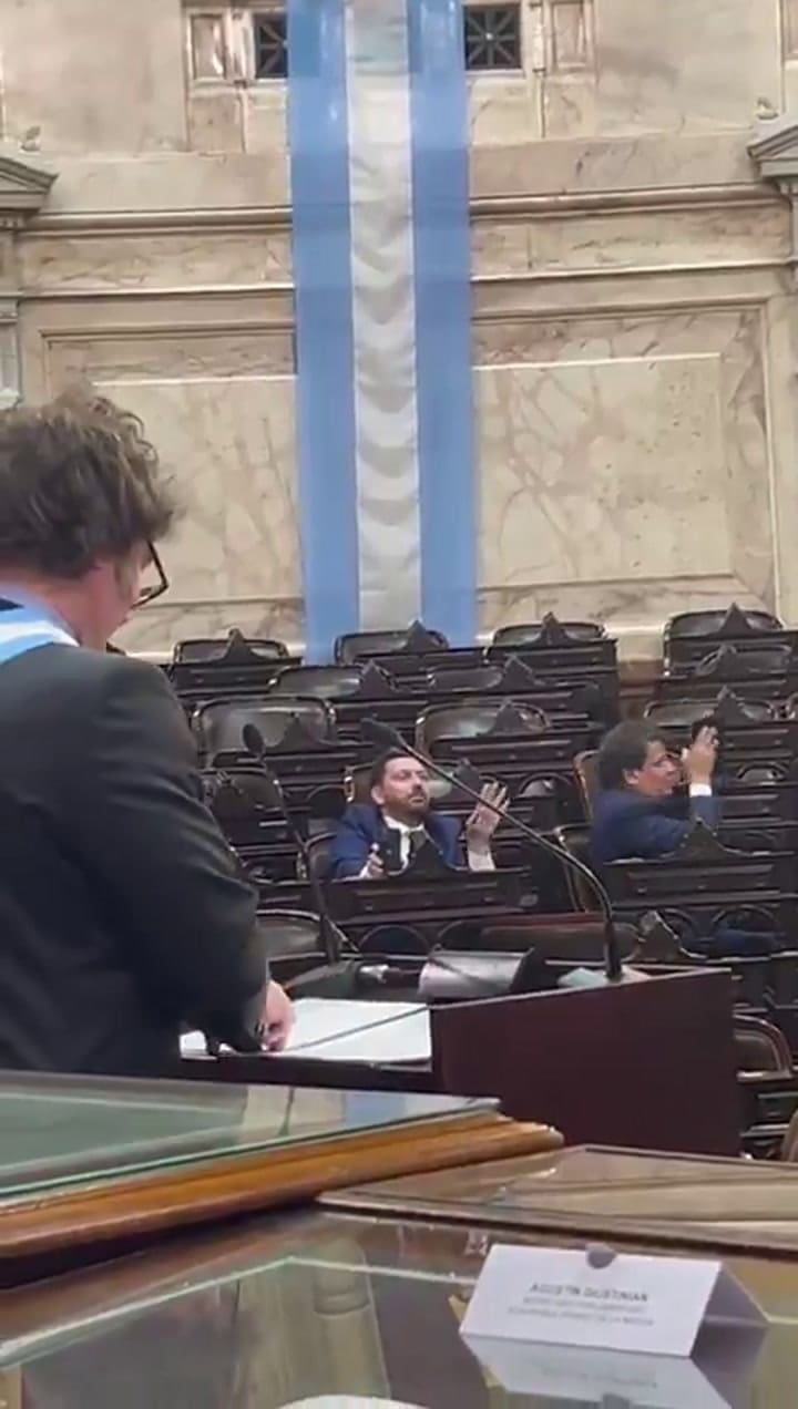 Otro ángulo de la pelea Milei-Manes