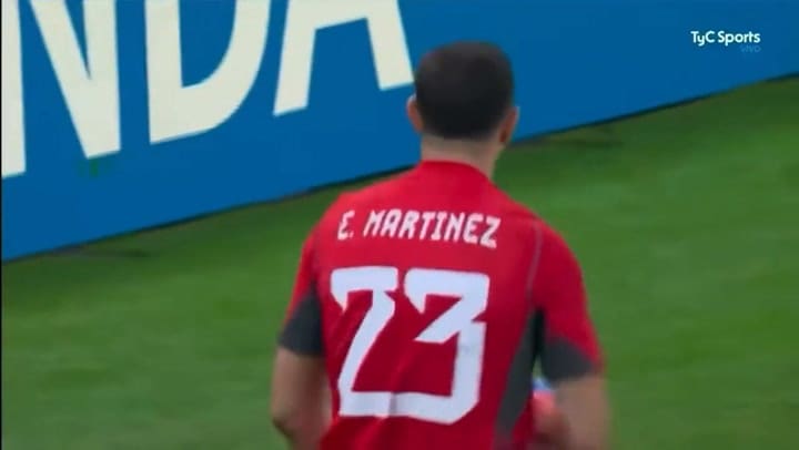 El baile del Dibu Martínez después de atajar el segundo penal